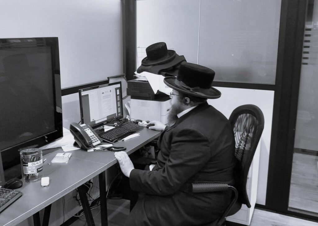 Voor ultraorthodoxen in Israël schuurt het op de veelal seculiere werkvloer