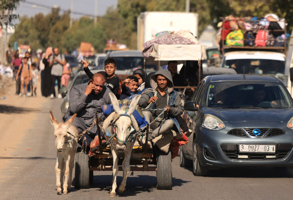 Ondertussen in Gaza wordt er gesjouwd met ezels en matrassen
