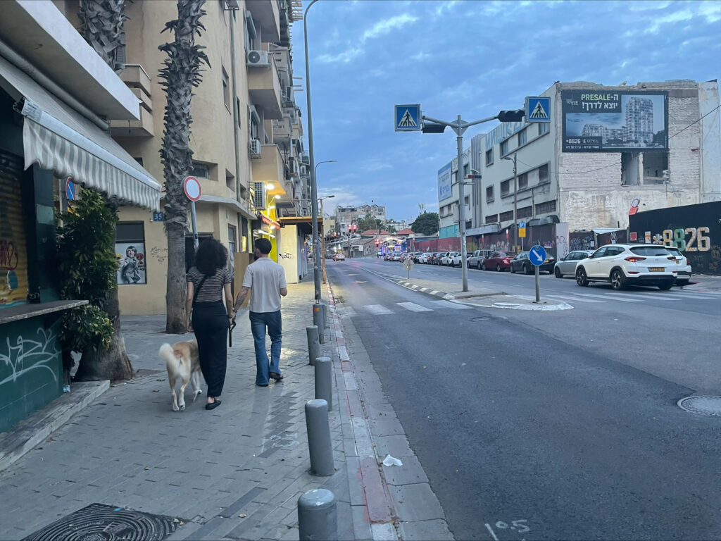 Israëli’s schuilen voor terreur op straat: ‘Het is gewoon oorlog, alles is gesloten’