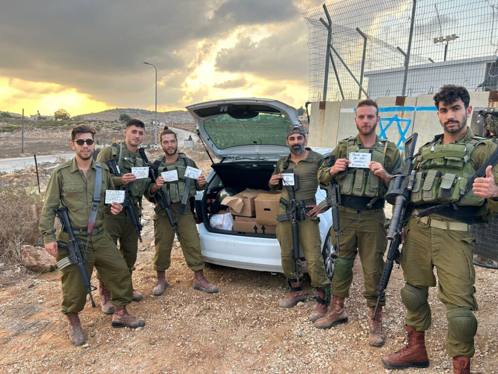 Koek, sokken, sjekels en deo: iedereen in Tel Aviv staat het leger bij