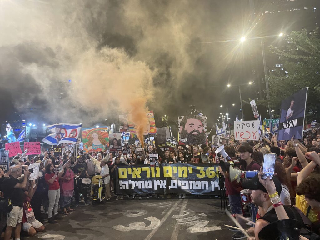 Israël herdenkt én protesteert een jaar na Hamas-aanval